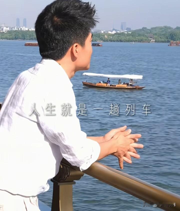 嫉妒董宇辉的人，他们眼里的董宇辉啥样？

1、董宇辉凭啥啊？一张嘴就能把农产品卖