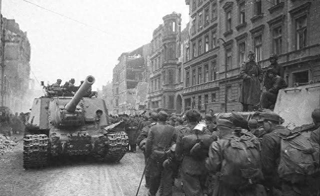 1945年，柏林街头，一名看似憨厚老实，手持波波沙冲锋枪的苏联士兵。镜头下的他脸