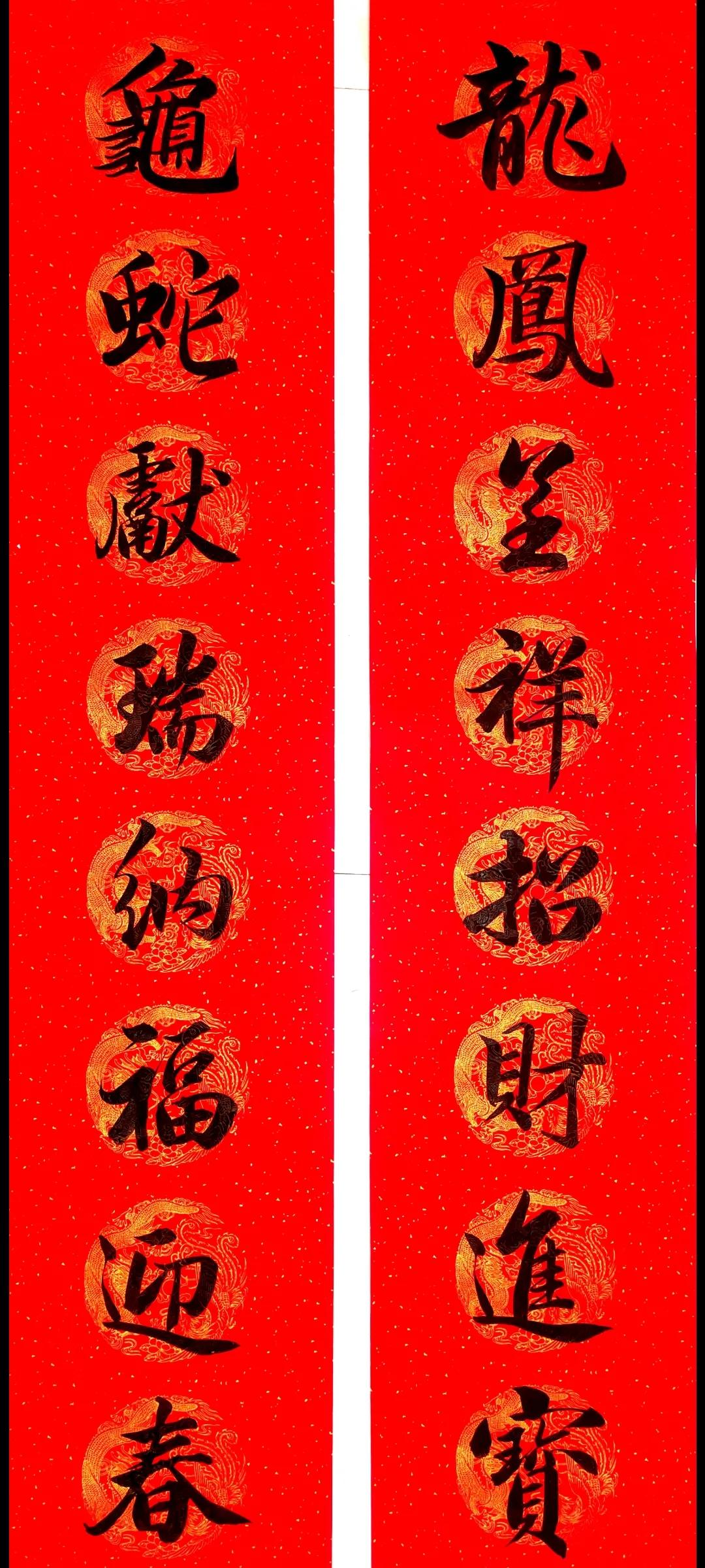 前几天又有网友私信我，他说可以用商品换我写的春联，他问我需要什么商品？我问老婆还