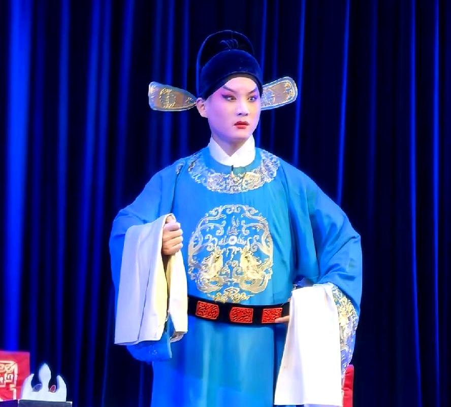 现在连唱戏都得拼博士了？你没听错，河南豫剧圈这几年“卷”学历简直卷出了天际！
河