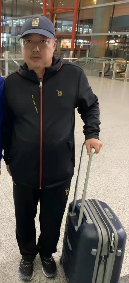 刘国梁去上海崇明岛了。
都知道现在去国乒正在封闭训练。刘国梁这时候去摆明了是给队