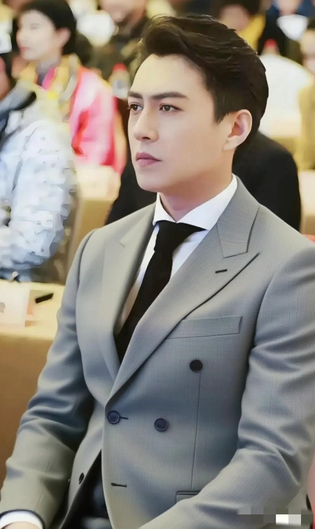 王劲松老师大概没想到，自己读了段《声律启蒙》，会引来这么多目光。

他在社交平台