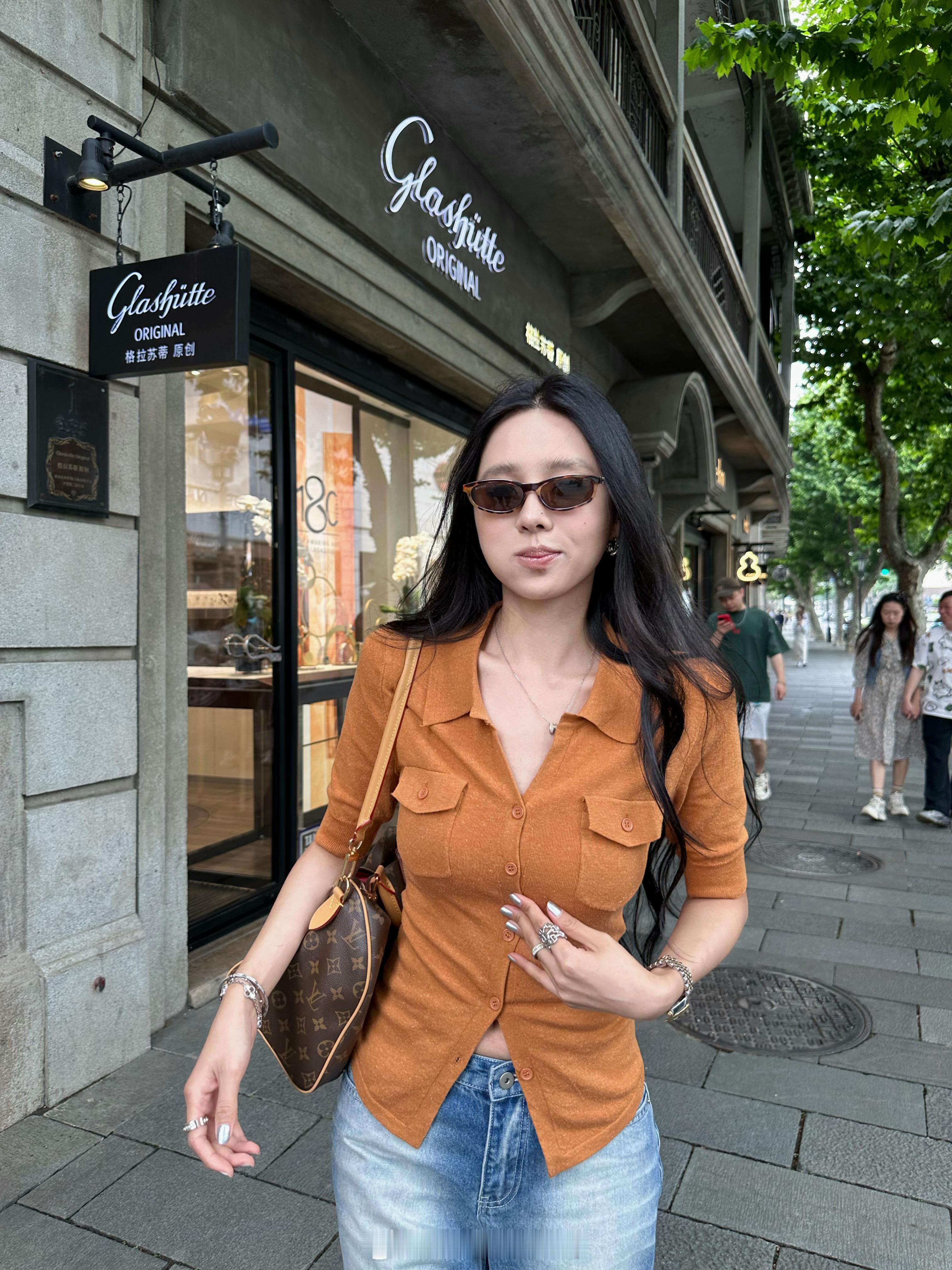 老钱感polo 本命上衣！衣柜里闭眼搭不会出错的款～上身很有女人味 藏青色偏沉稳