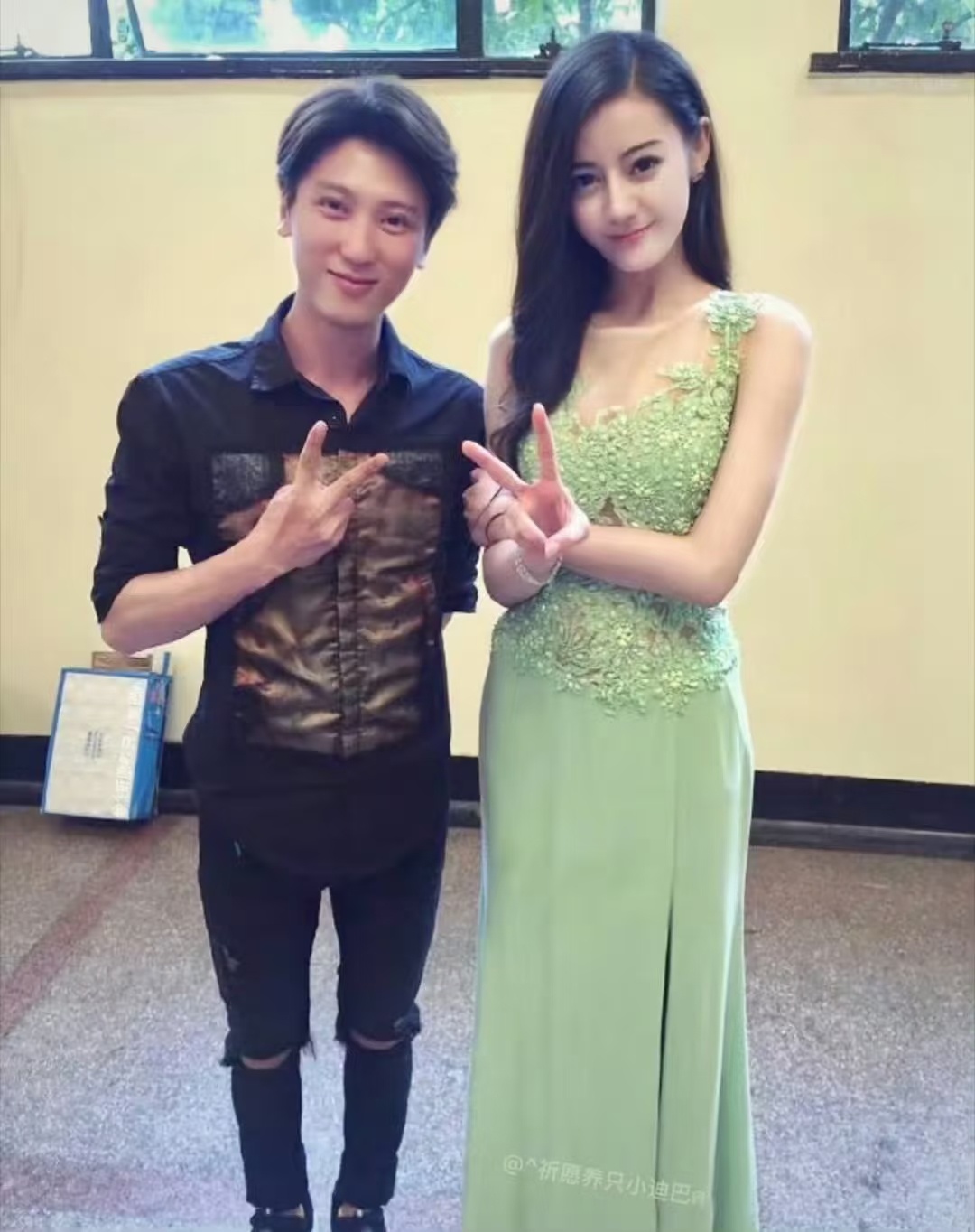 迪丽热巴一套衣服穿出两种感觉，真的是什么风格都能驾驭，早期星味就冲天了。 