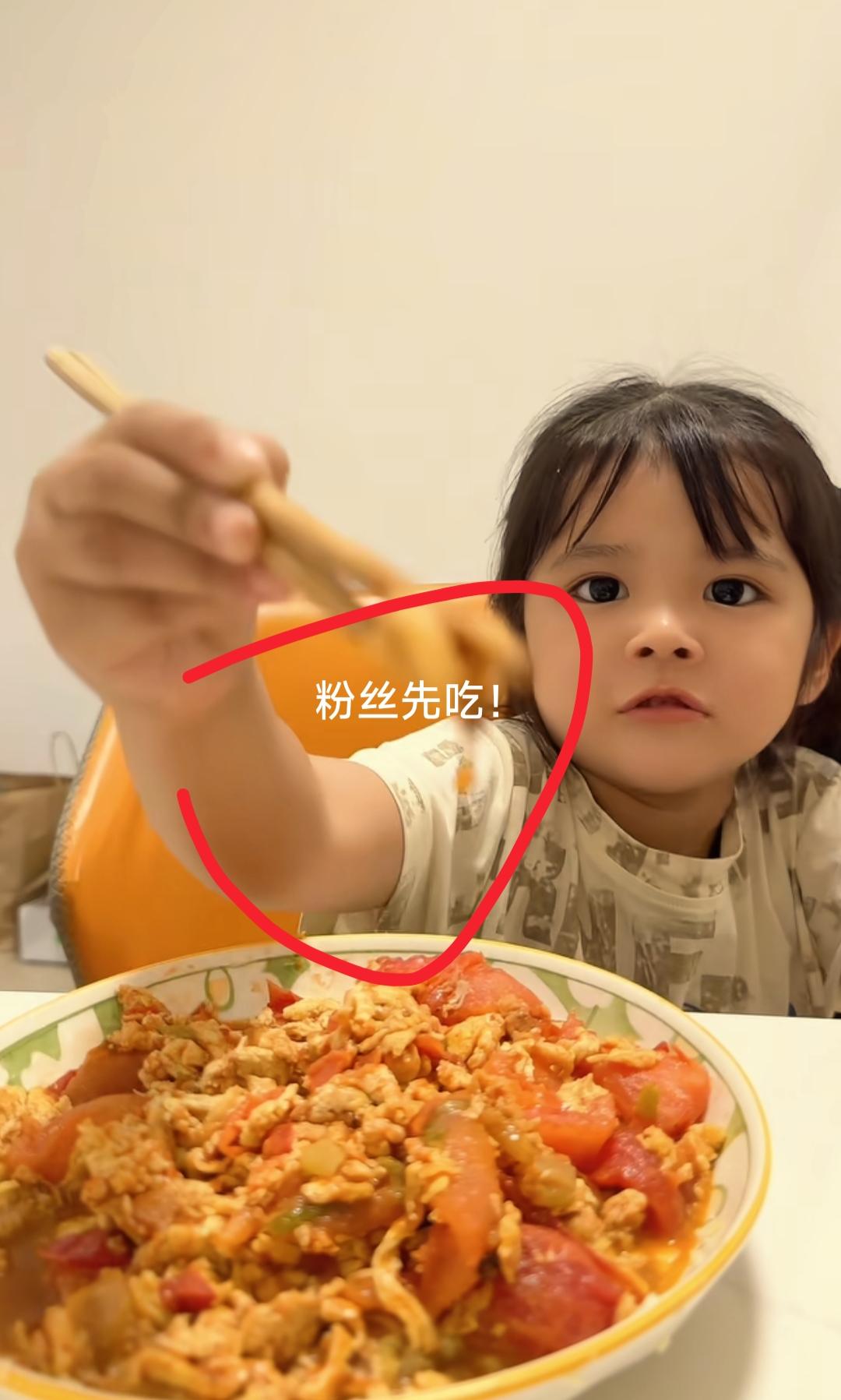 看到顺子女儿黄心怡手绘啤酒送爸爸我忍了
看到她承诺年年送礼我也忍了
可是看到她主