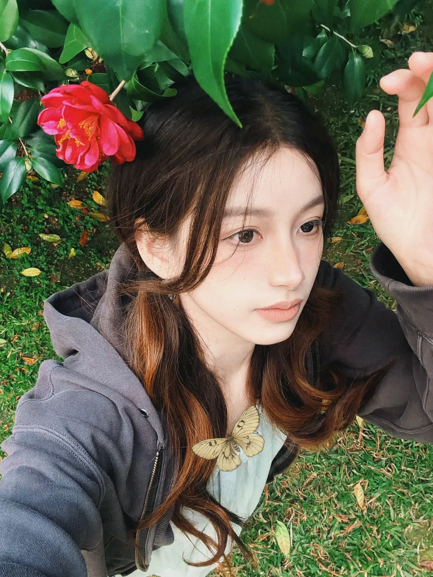 卸下浓妆，回归真实的自己。