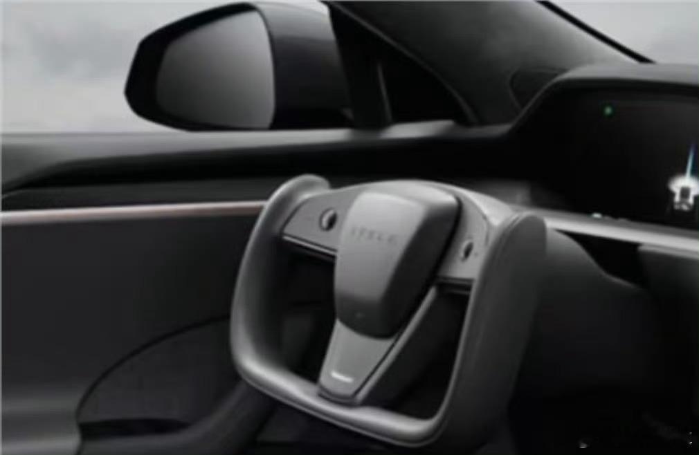 半幅式方向盘或将被禁止半幅式方向盘只适用于纯线控转向，用转向柱连接的方向盘完全不