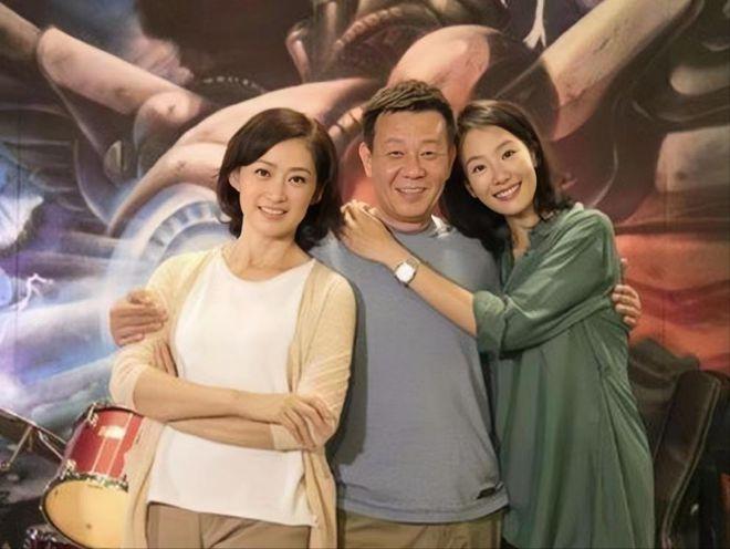 寇世勋娶了崔瑶琪后，生活极其幸福，可是后来他又爱上了健美小姐许黎丹，并把她带回家