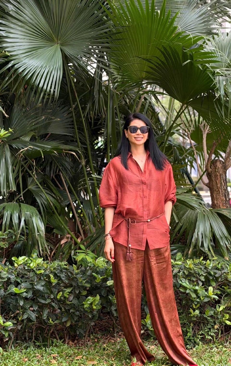 吕燕这次在海口的穿搭是不是翻车了？她自己说蛮南洋的，你觉得呢