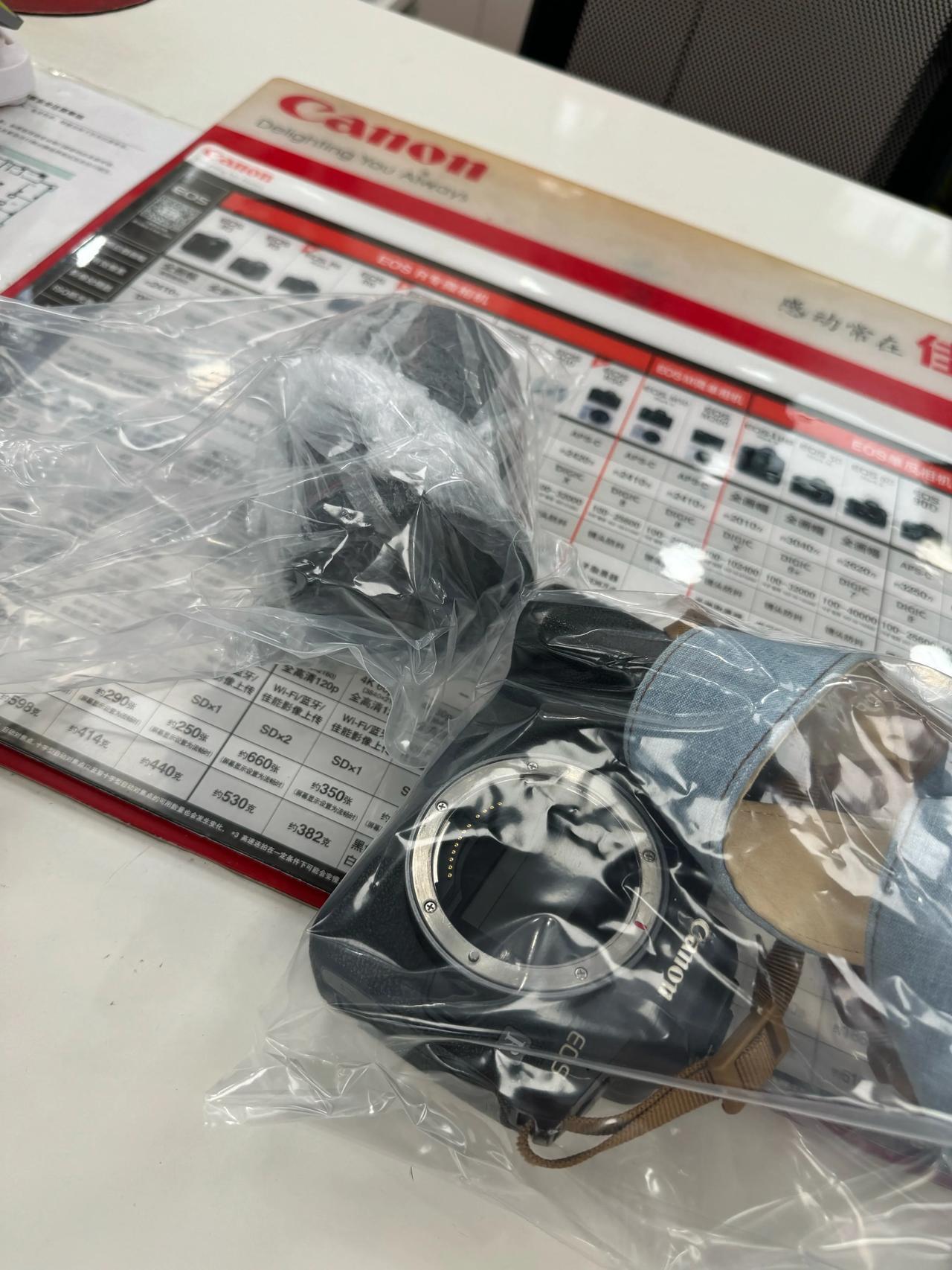 还在忙着修镜头，先去了老王那边，结果没零件搞不定，又跑来了佳能维修部，差点赶不上