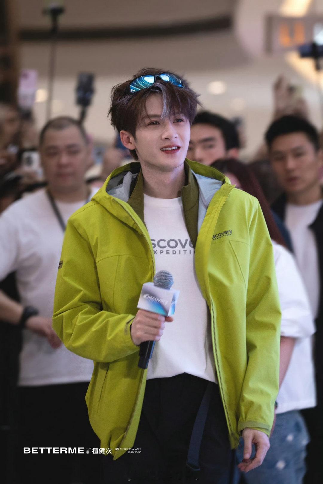 檀健次杭州线下活动生图，今天造型是挑染发色，穿绿色外套这绝了，帅出新高度拉满! 