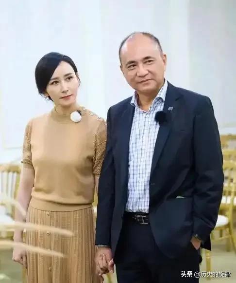 大12岁富豪求婚被拒，掏出卡发愁50亿没人花，胡静的选择打脸无数人
 
当年，富
