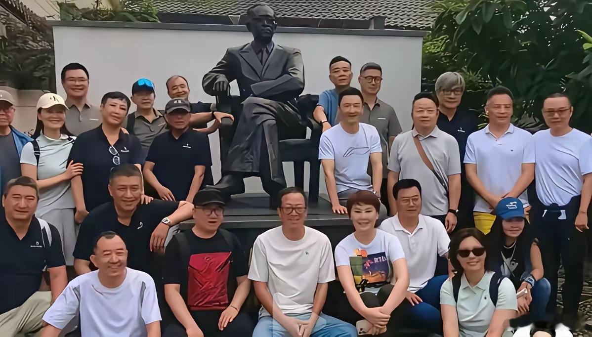 看他们笑得多艳，胡适真该从棺材里爬出来，在他们每个人头上摸一下：乖乖我的儿孙！