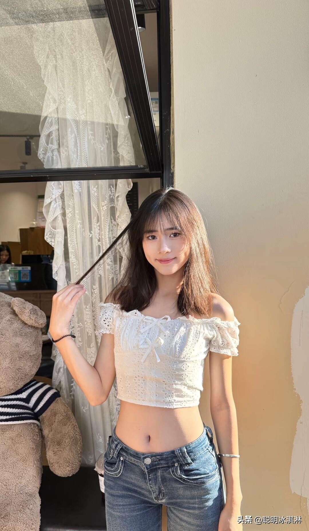 白色露肩上衣+牛仔裤，清新又时尚！