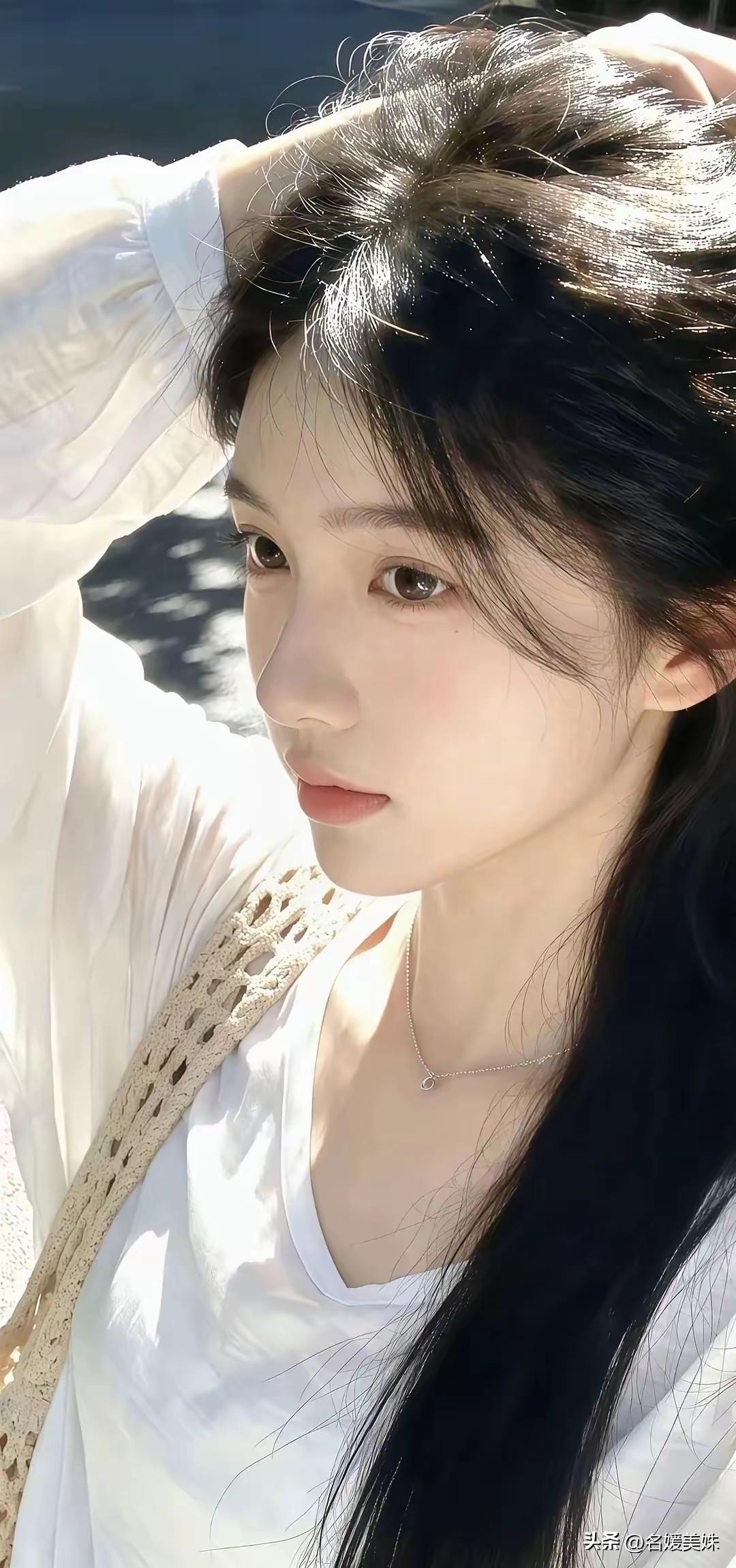 在这个喧嚣得世界里，
真正的安全感从来不来自于
他人的承诺，
而来自于你银行卡里