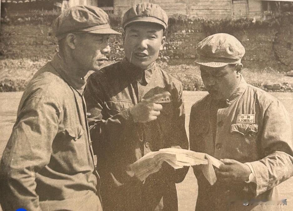 1951年，李夫克（右）副参谋长检查工作的老照片。西南军区成立于1950年2月，