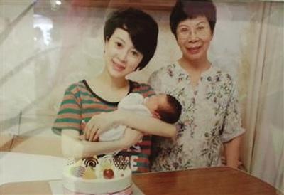 金巧巧一家人和财神爷合影，有钱如他们钱多多，也是享受生活的人儿。