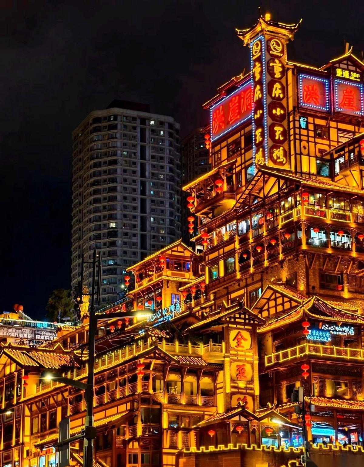 “这写的啥玩意儿？回去重写。”他把报告甩在小李桌上，键盘声都停了半秒。
小李扶了