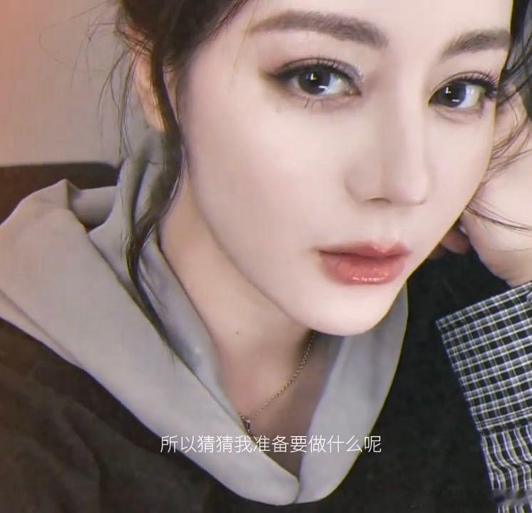 迪丽热巴一直在最佳赏味期 谁注意到五官的精致度！7年了状态全程在线，笑起来还是甜