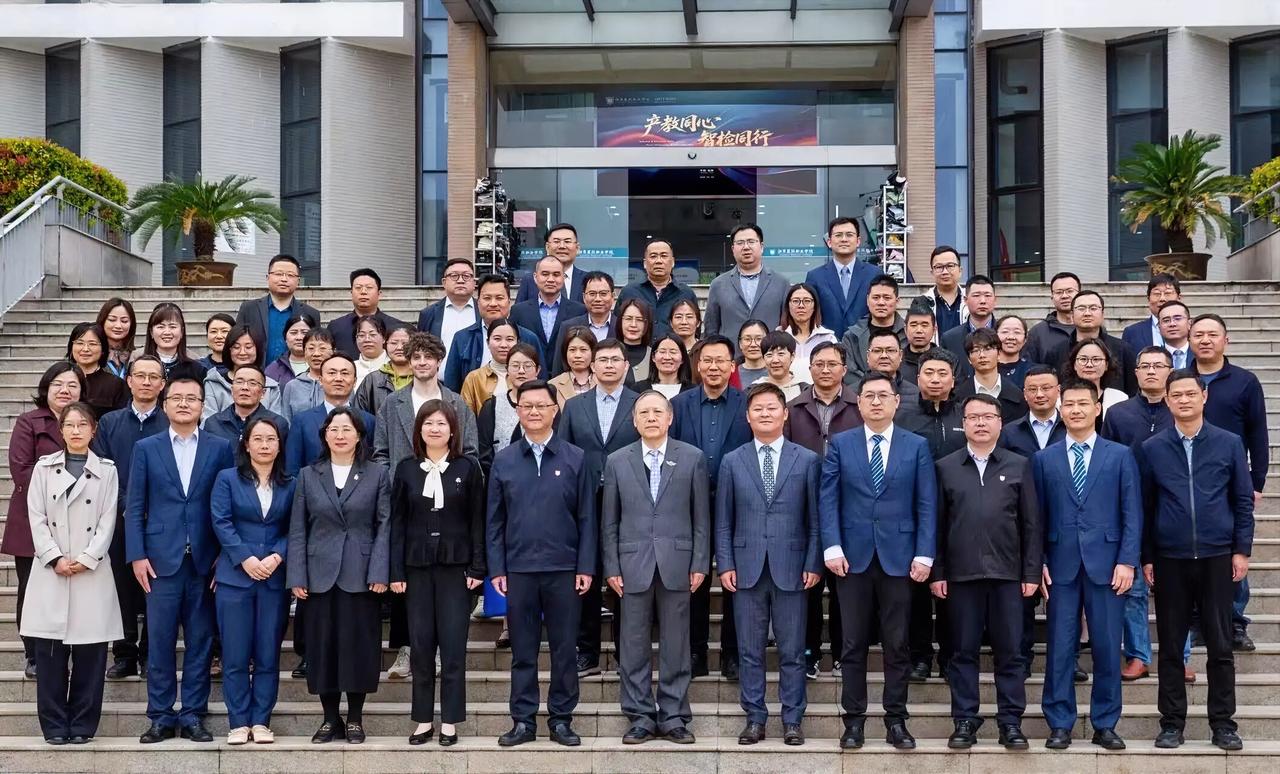 4月12日，“产教同心・智检同行——AI智慧检验应用学术论坛”暨江苏医药职业学院