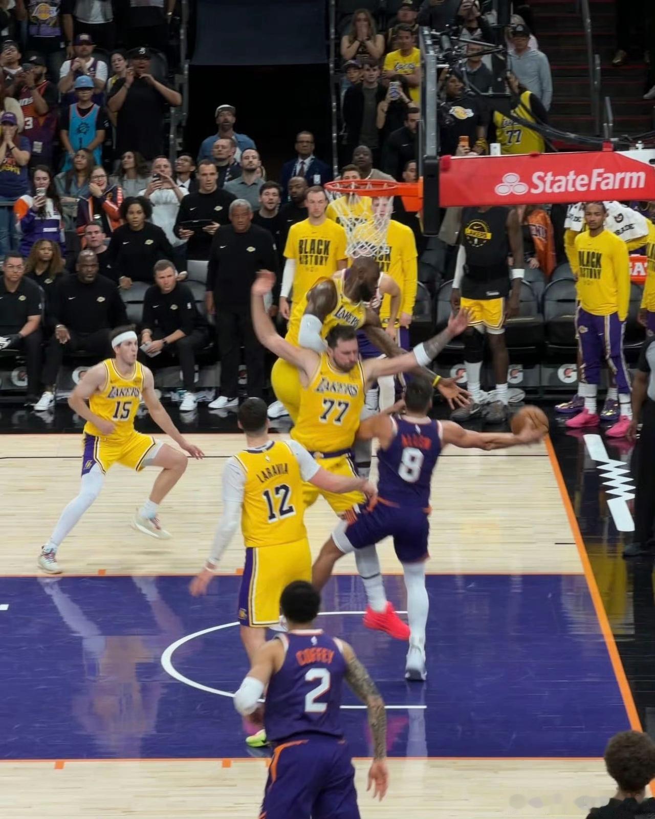 湖人被太阳绝杀瞬间！阿伦突破吸引了东契奇詹姆斯拉拉维亚三人，奥尼尔左侧45度三分