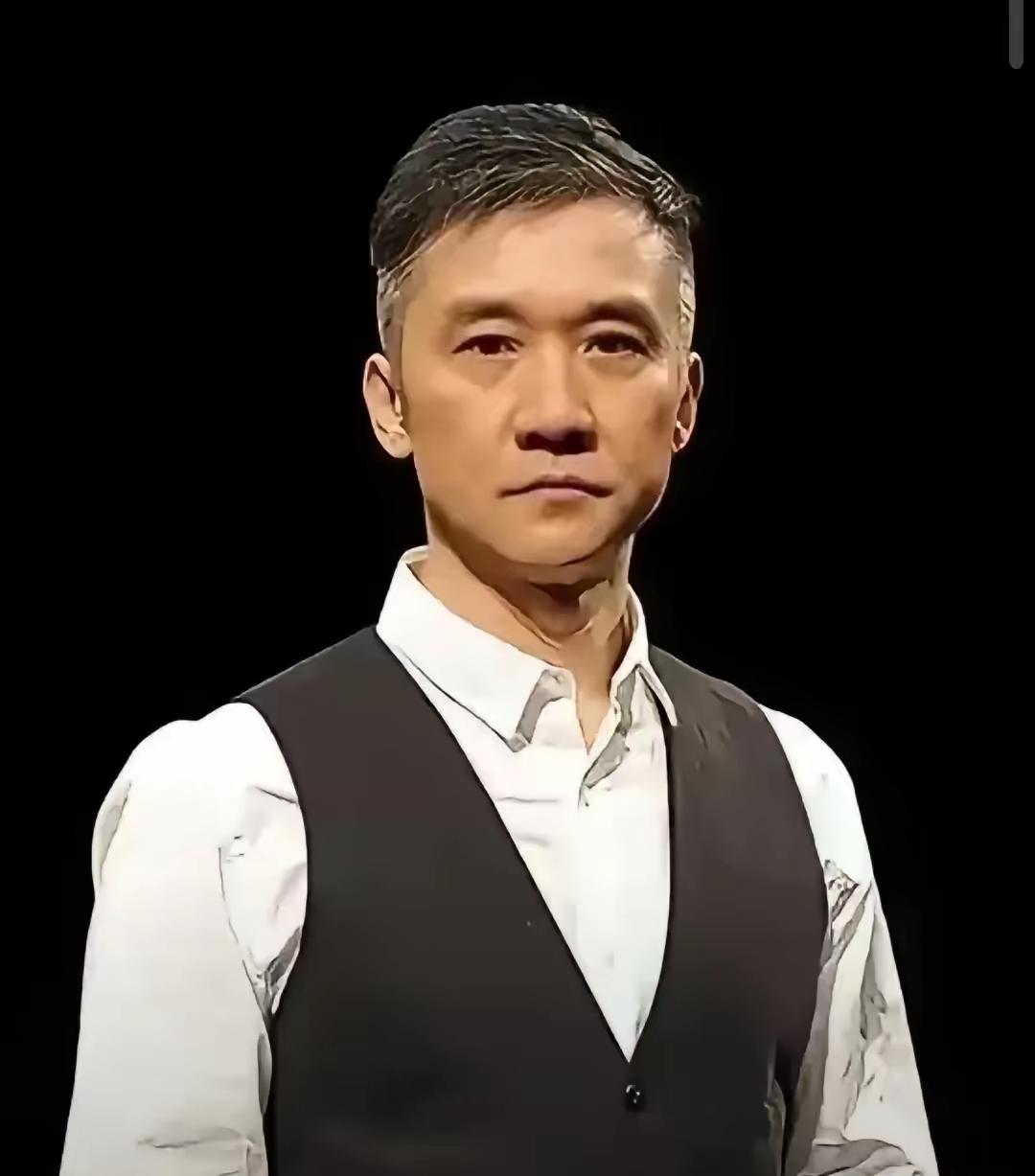 2011年，黄志忠与何音结束了维持十三年的婚姻，儿子由何音抚养。至于“两套北京房