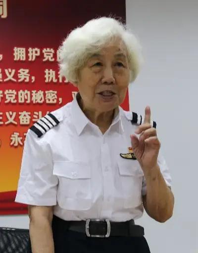 苗晓红，女，1937年出生于山东临朐，是新中国第二批女飞行员之一，拥有31年飞行