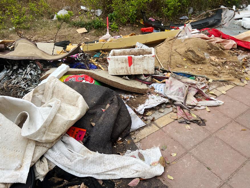 直击广元3月23日，四川广元。凤翼路金山园马路斜对面，大垃圾无人清运，已经有一段