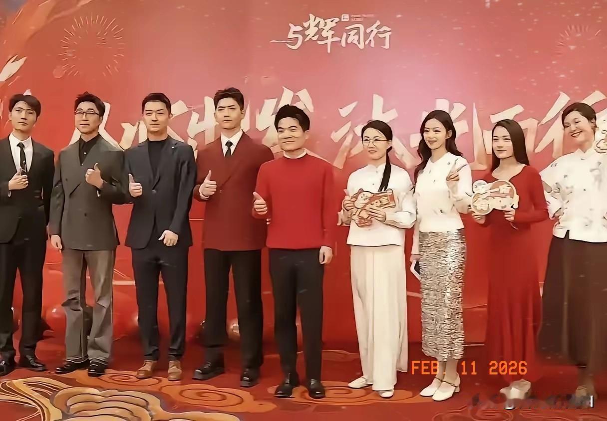 果然不出所料，董宇辉又上热搜了，不是因为卖春联，也不是因为黄麻鸡，而是因为与辉同