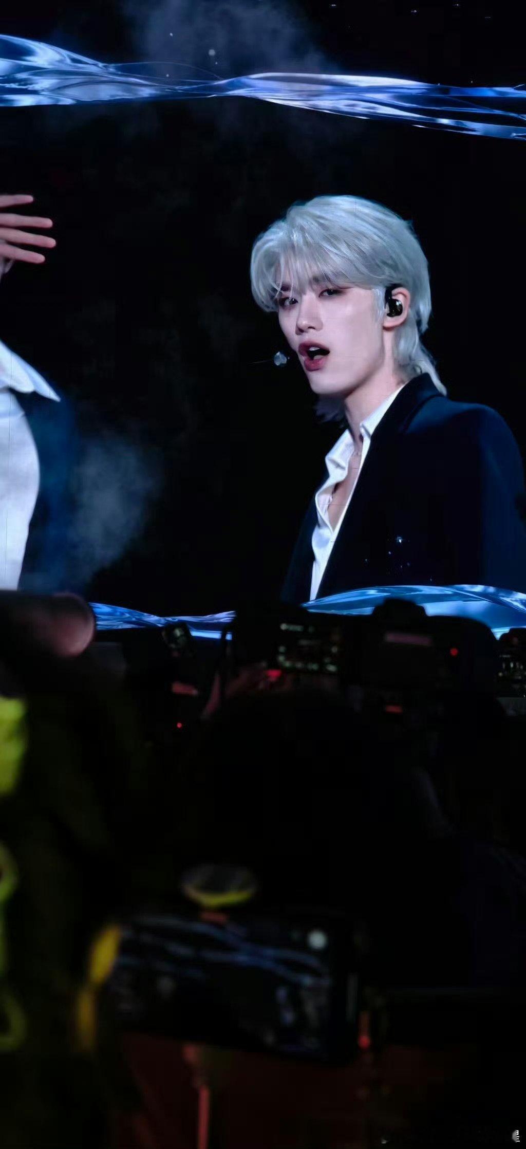 丁程鑫演唱会银发狼尾造型，清冷又张扬，每帧都戳中审美，舞台王者实锤～ 