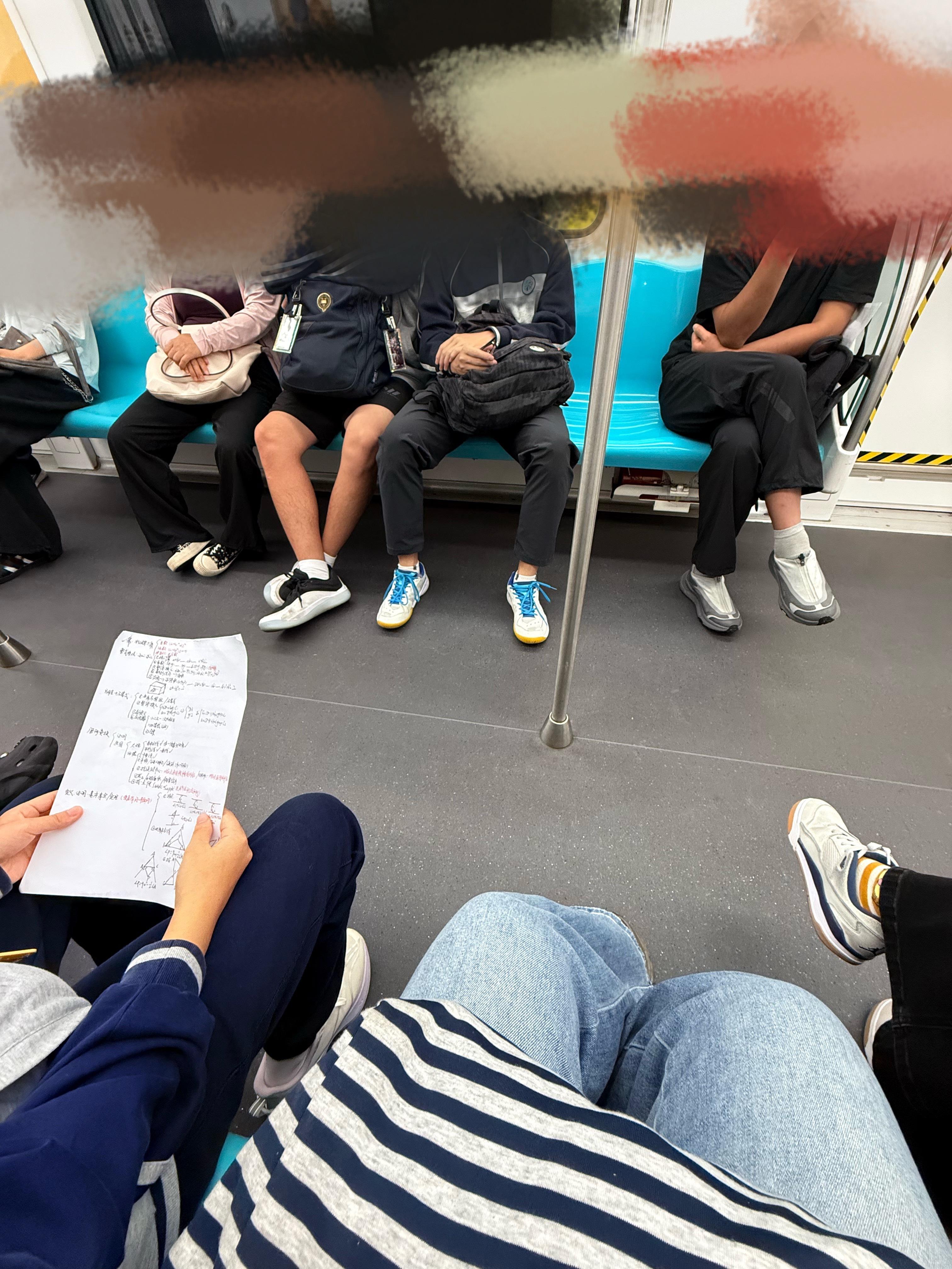 江苏的小孩儿太卷了早起赶地铁的路上都能看到好多学生拿着书再背…或者是自己在做题大