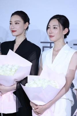 倪妮与朱洁静
同框亮相上海兰蔻活动
这合影看点多多呀
首先，两大美女的鼻子长得很