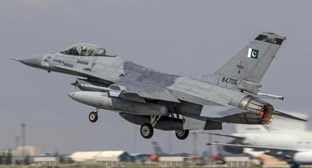 在印巴冲突发生后，老美第一时间远程锁死了巴基斯坦空军的70多架F-16，但是泰柬