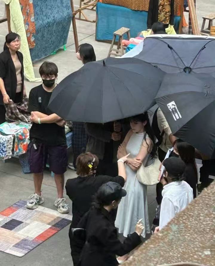 迪丽热巴卫蓝蓝裙半扎发路透迪丽热巴卫蓝刘海造型卫蓝妈咪这个美[流鼻血][流鼻血]