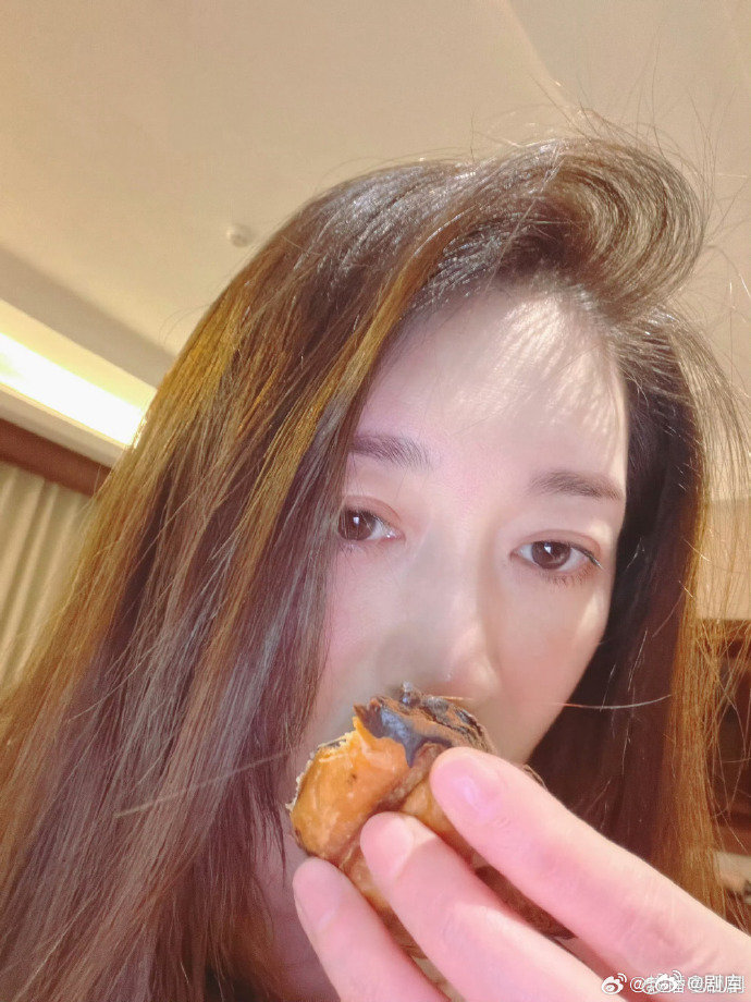 歌手浪姐有一个孩子李小冉来回穿梭各个录制现场，综艺适配度没得说李小冉是歌手浪姐的