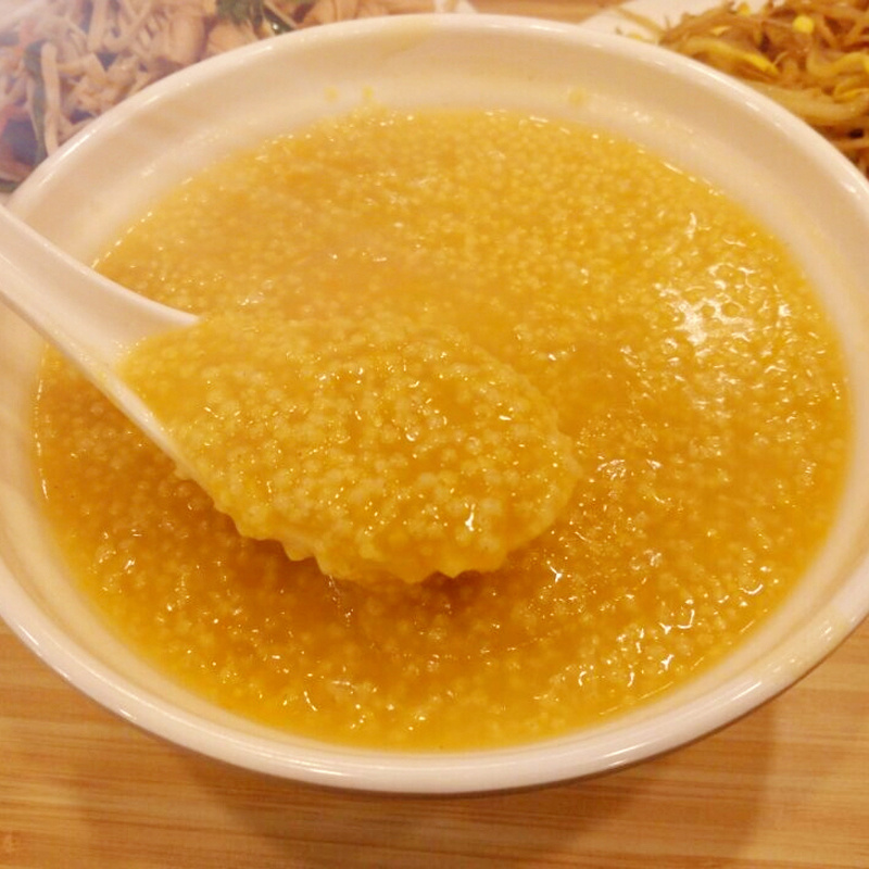 桃李诗社  小米稀饭瓦釜翻腾滚玉花，炊烟绕舍透窗纱。一瓯暖入饥肠里，漫品乡思到日