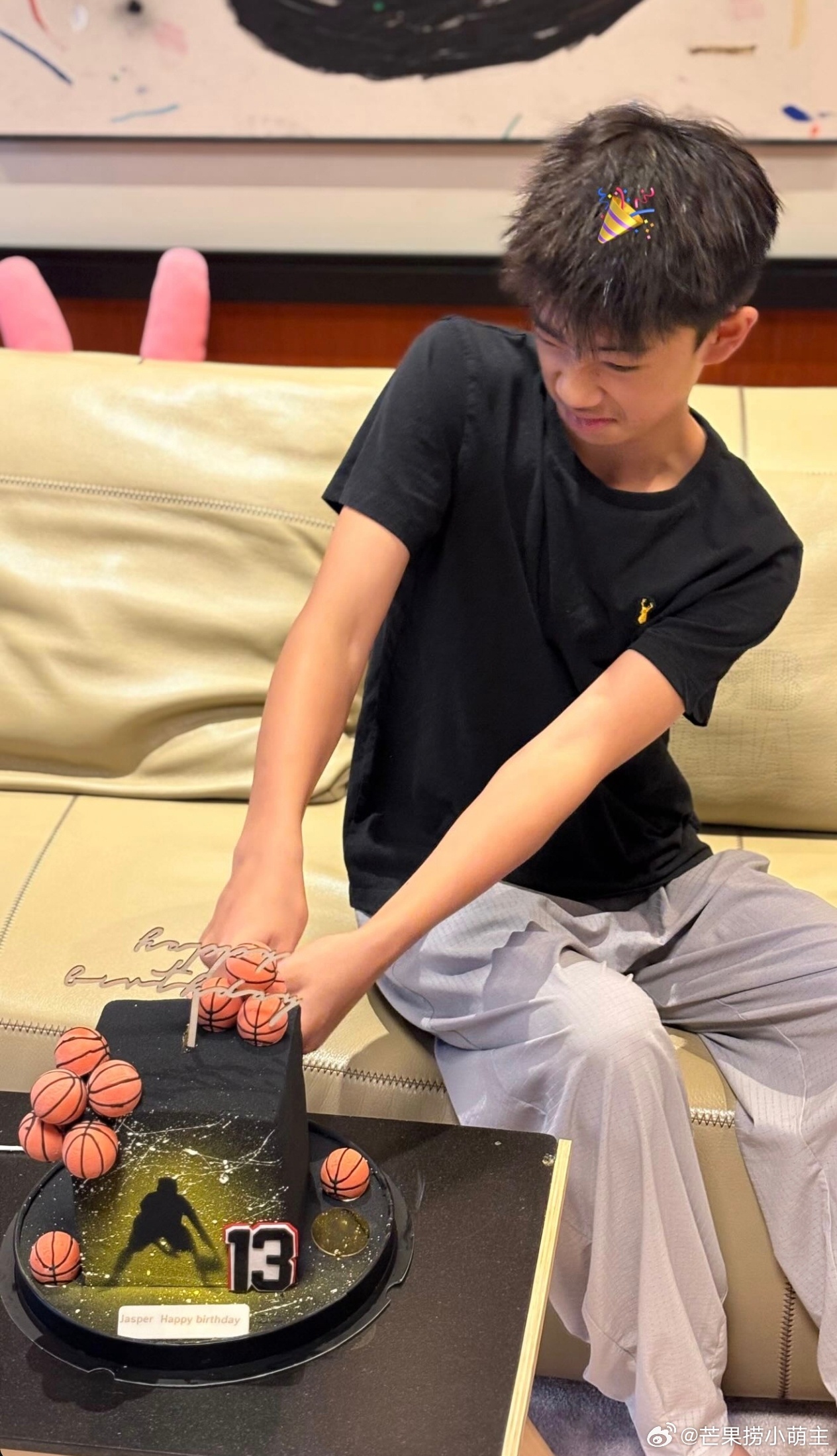 陈小春应采儿为Jasper庆13岁生日陈小春应采儿为13岁儿子庆生 陈小春应采儿