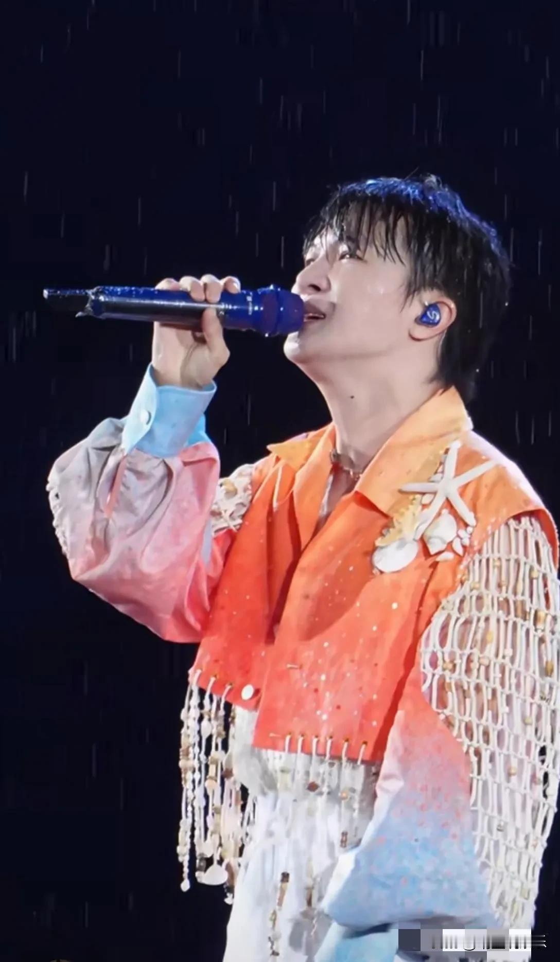 周深演唱会下雨，依然坚持演出，本以为他已经够敬业了，
但当他穿上雨衣那一刻，才发