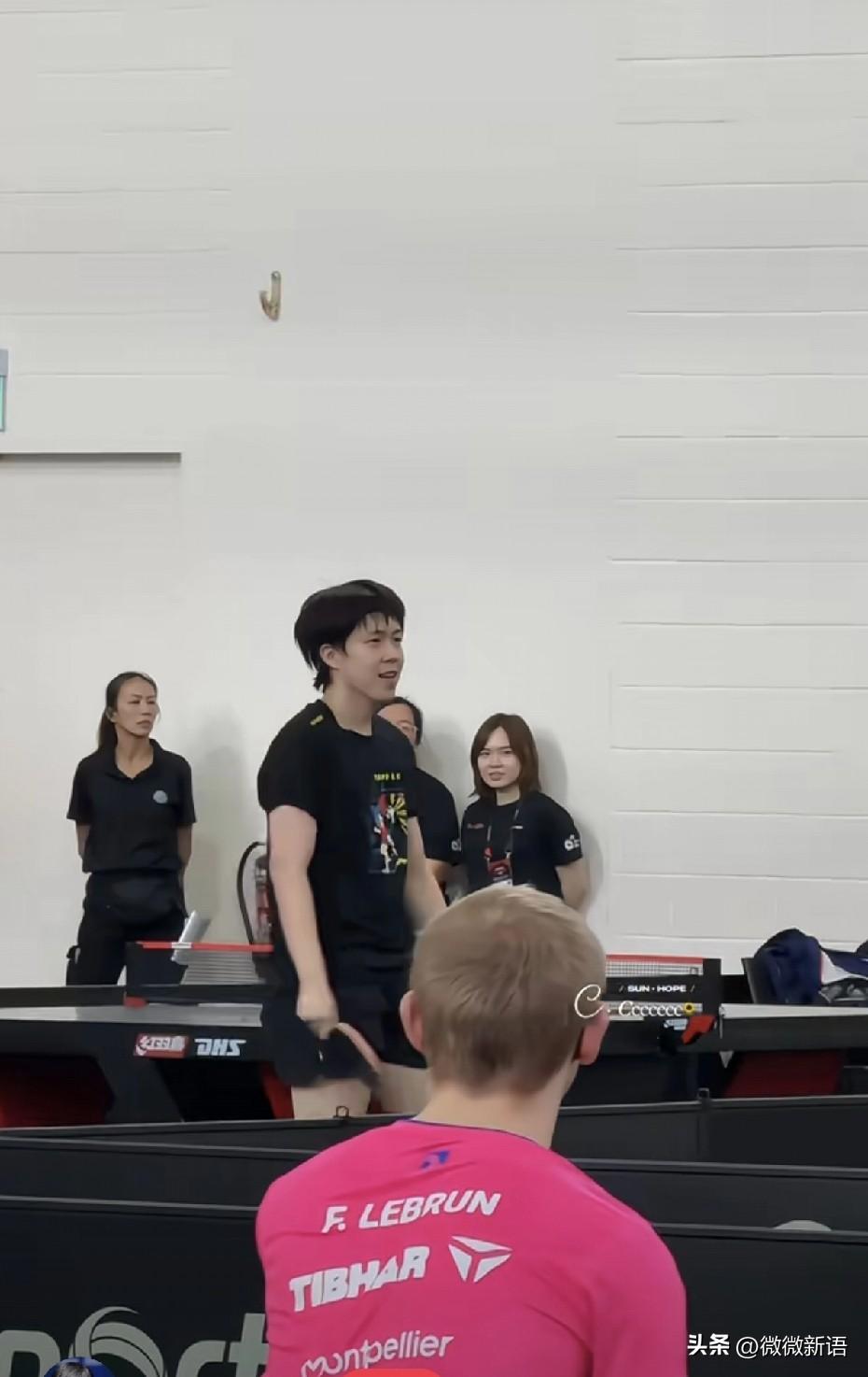 小布坐在那静静的看头哥练球。
下午的最后一场男单半决赛是王楚钦对阵小布，但是看到