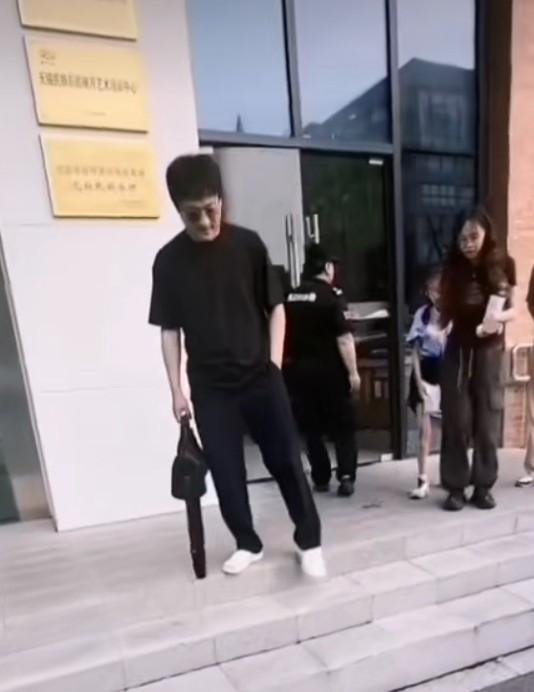 二饼排练《楚玉》结束后，就被热情的粉丝老师们逮了个正着。
面对粉丝的热情，二饼特