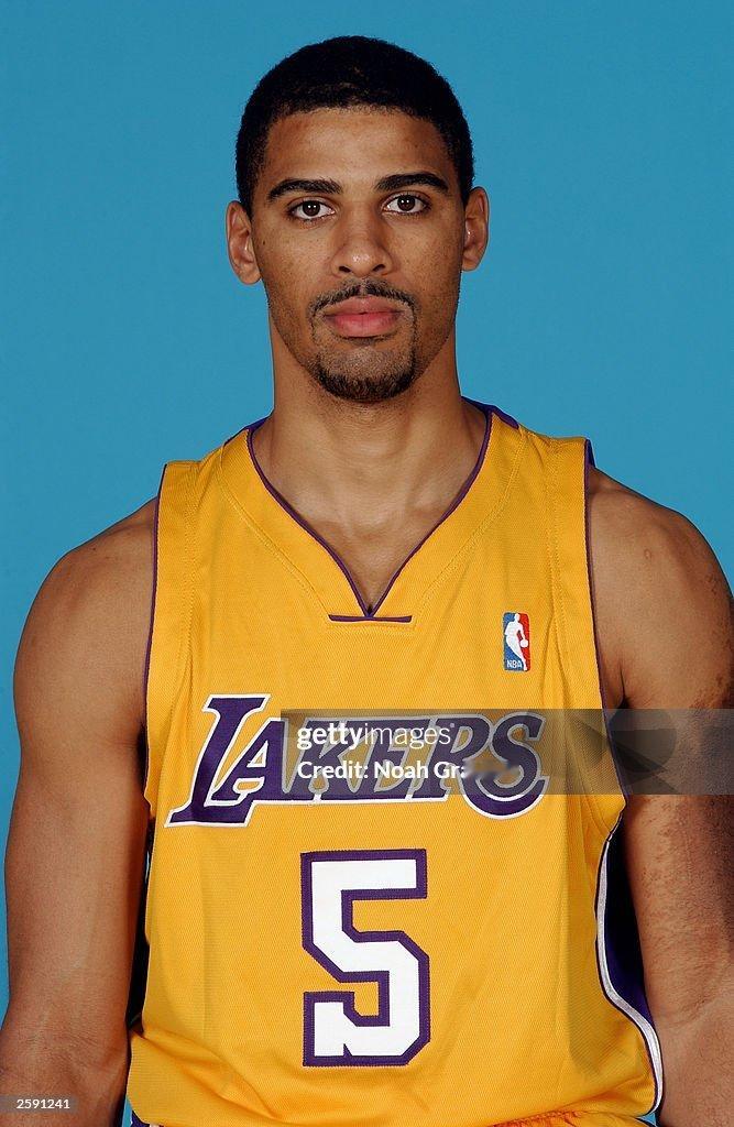 20多年前的湖人队中有一位身穿5号球衣的年轻人，2000年落选秀，长期在发展联盟