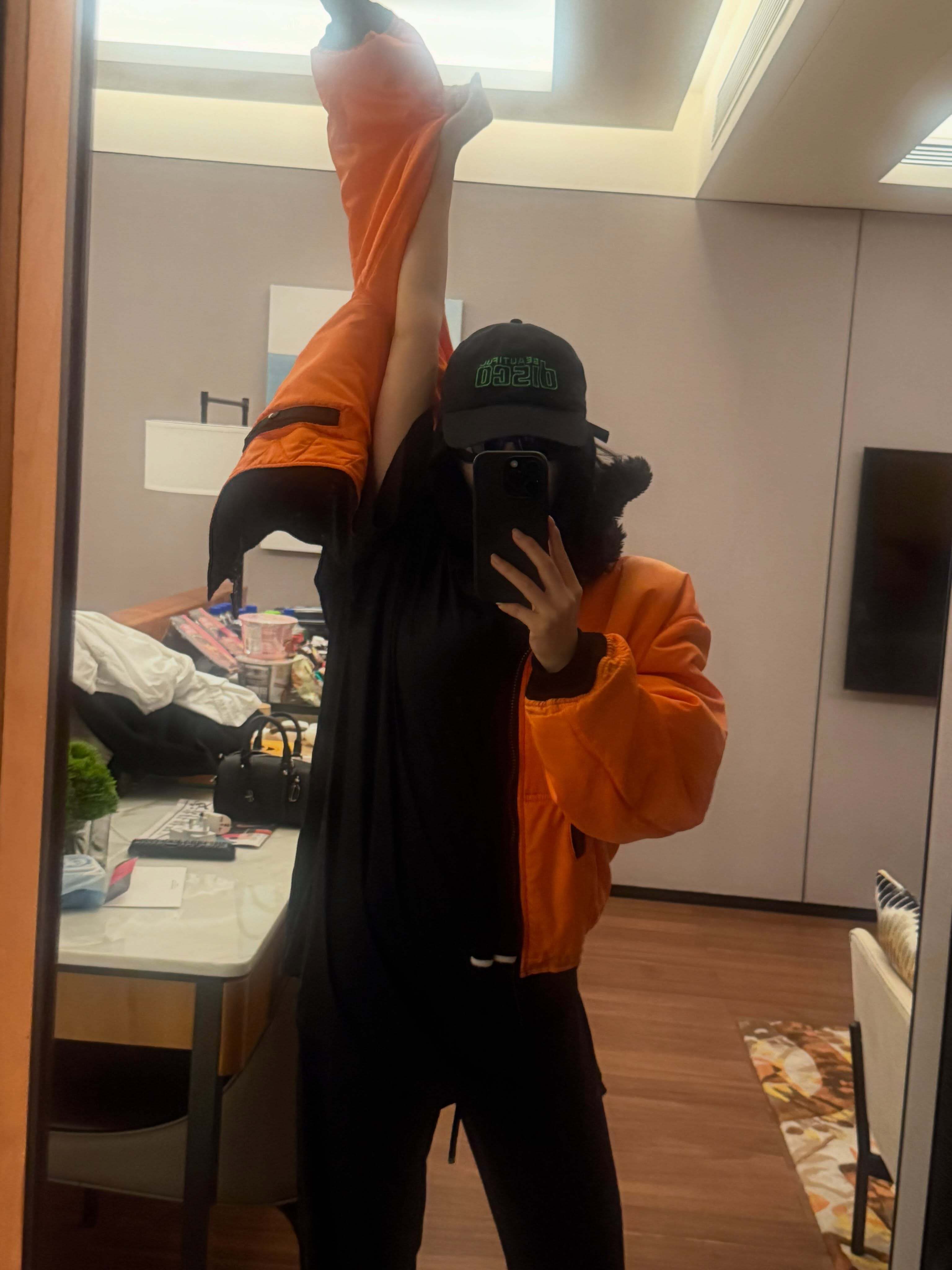 NINGNING宁艺卓 INS更新🖤🤎 