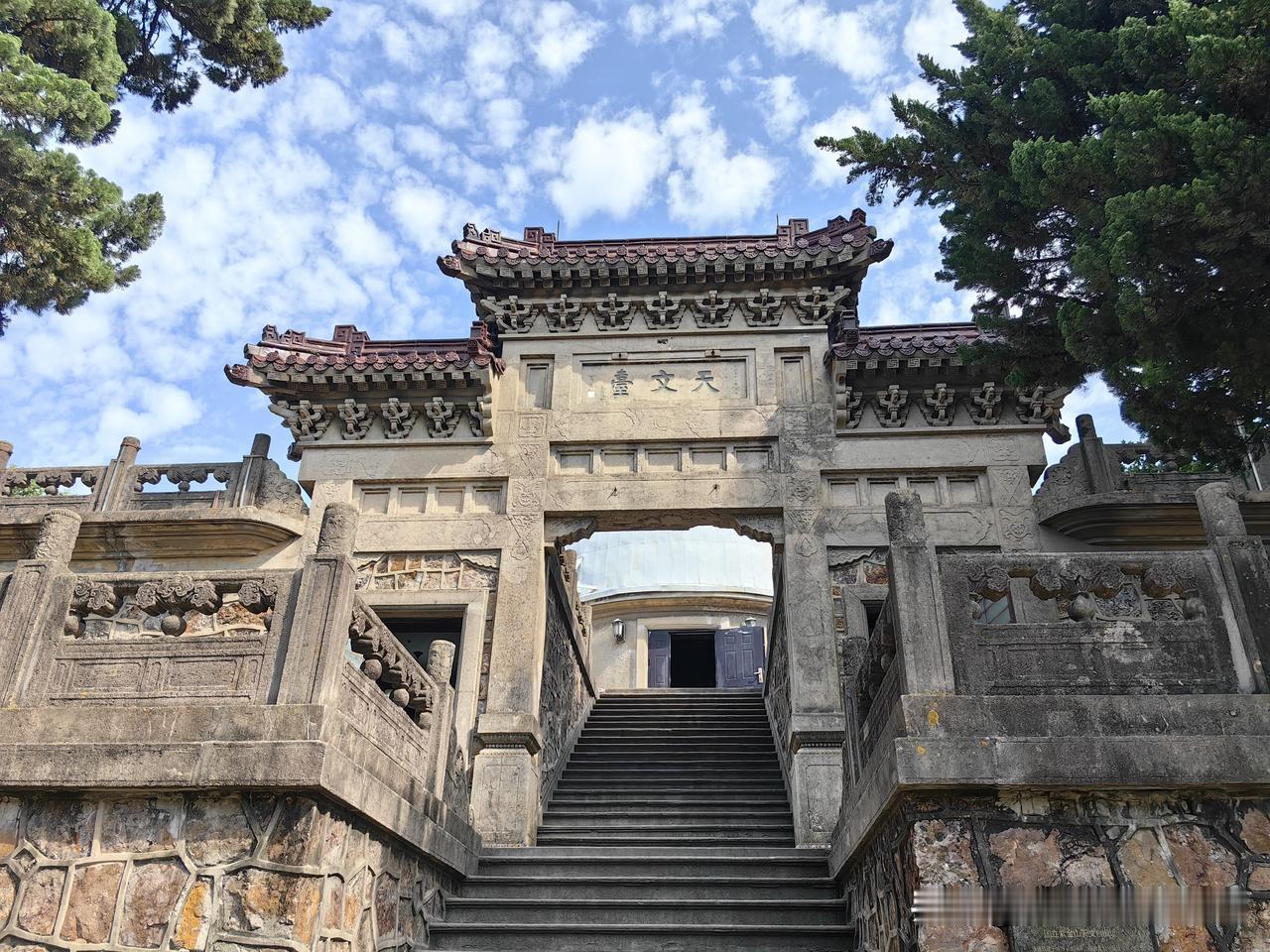今天是六月第一天，星期一，画室老师休息，我正好也活动活动。

一早坐地铁到太平门