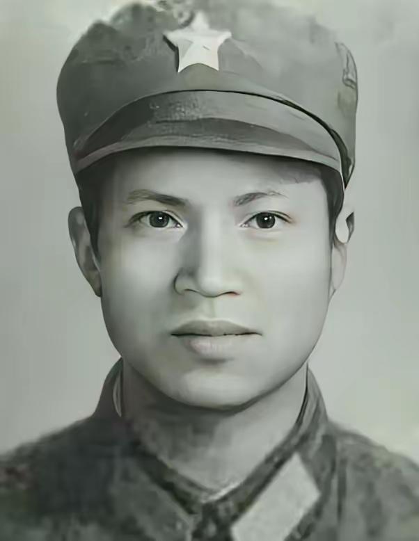 1979年，雷应川身中五弹，七处负伤，却仍跪地战斗！战斗结束后，战友们在高地上四