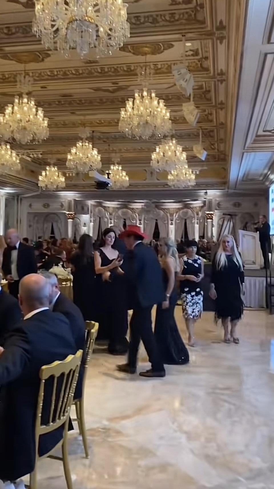 奢华宴会厅，水晶吊灯闪耀，宾客们盛装出席，尽享美食与欢声笑语。