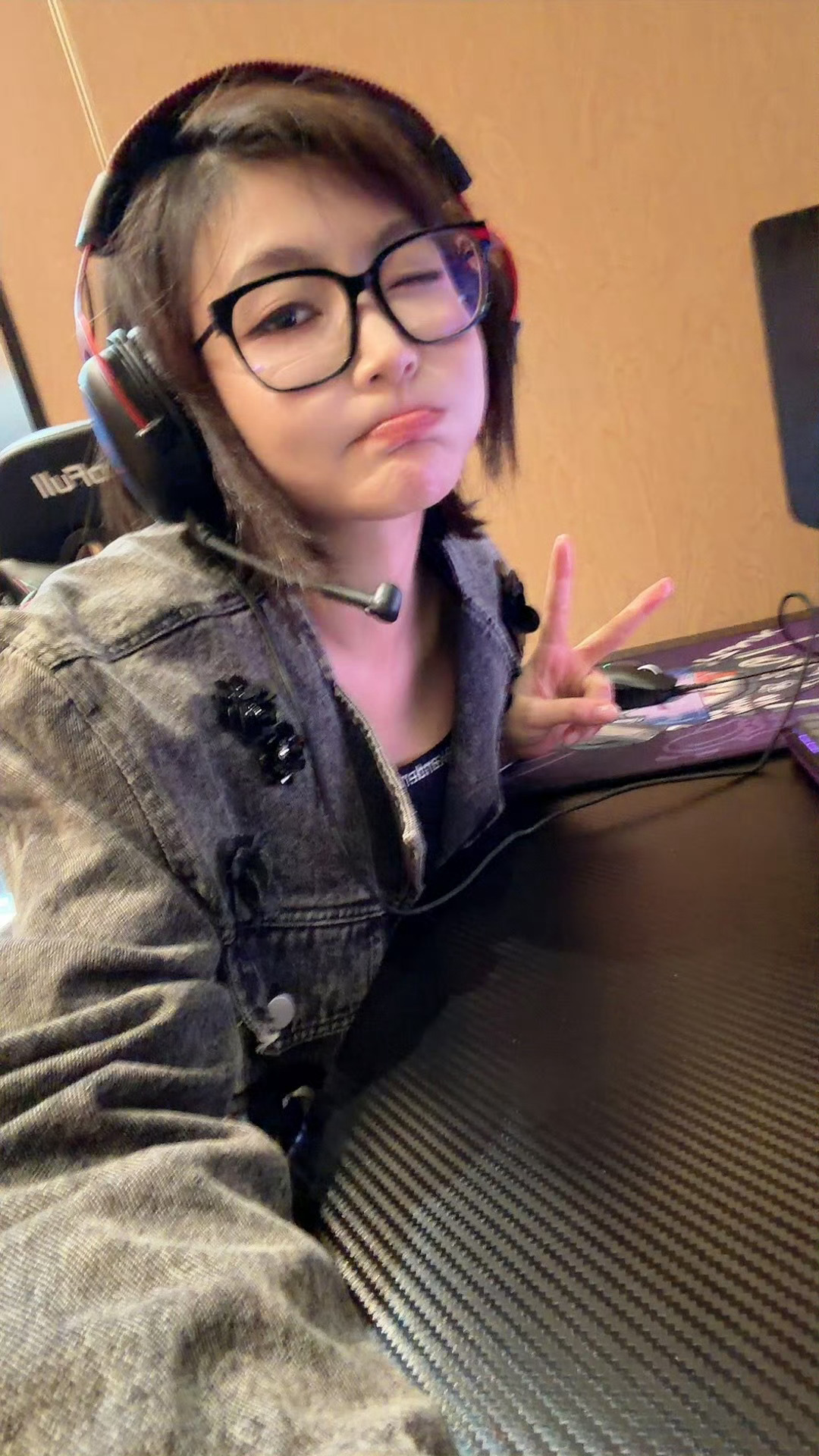 更新照片了？ 好的，今晚10点互动包继续走起，赶紧去夸你们的西西女神吧 老套的女