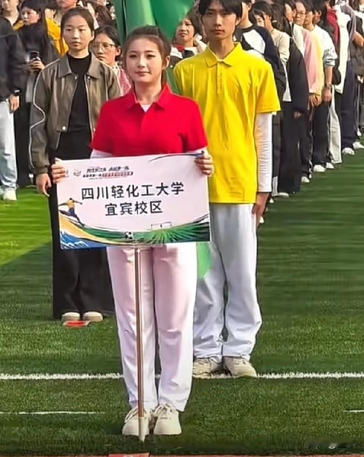 1.9元解锁热血！宜宾高校“校超”开赛，10万奖金点燃32场绿茵对决。



 