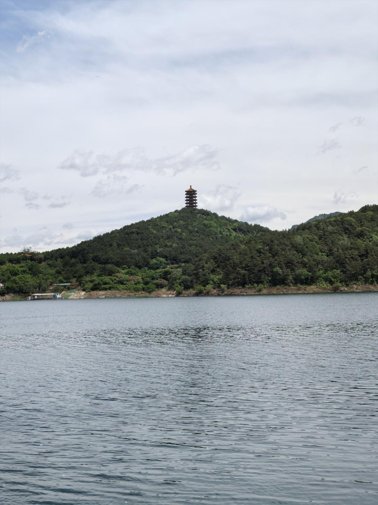 金海湖横山公园俗称锯齿崖
雨后的金海湖锯齿崖山清水秀，景色格外迷人。雨水会将空气