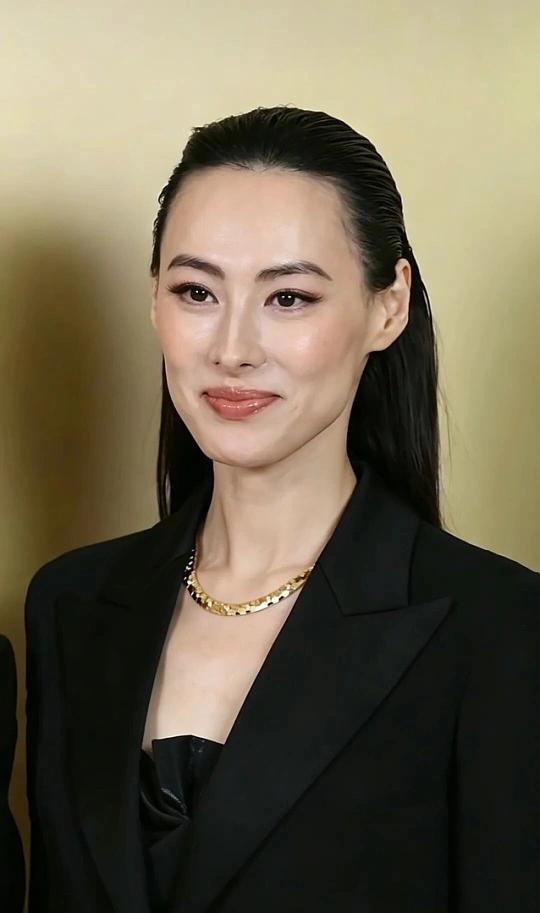 梁洛施这张脸，藏着故事，也藏着锋芒。那是久违的“女生男相”——耳高于眉，主智；天