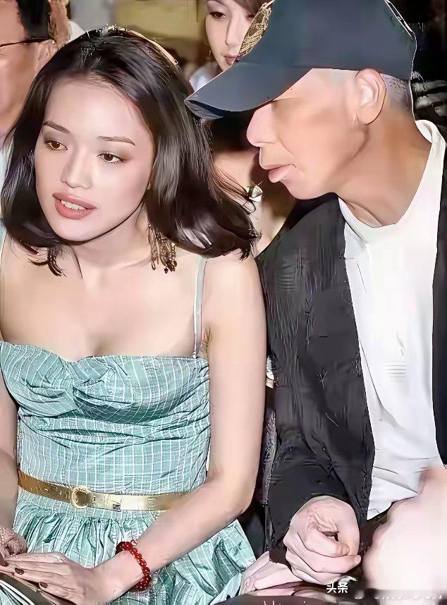 照片上的男人是谁啊？怎么这样的表情？ 